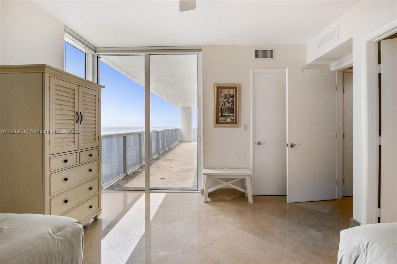 Ver detalles 4001 3 / 4 2078 sq. ft. $ 2022-10-04 0 foto