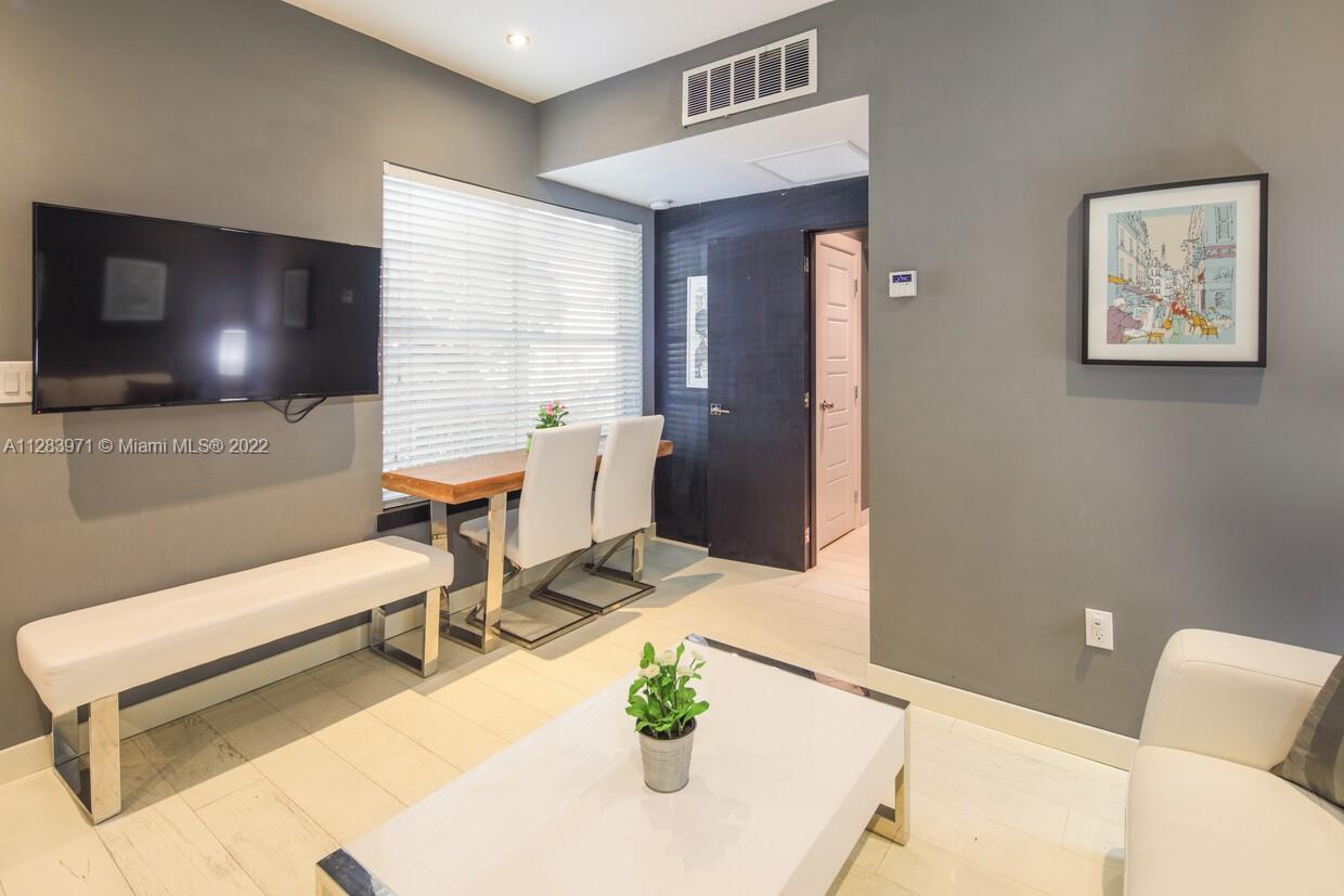 See details / 2516 sq. ft. $ 2022-10-04 0 Photo