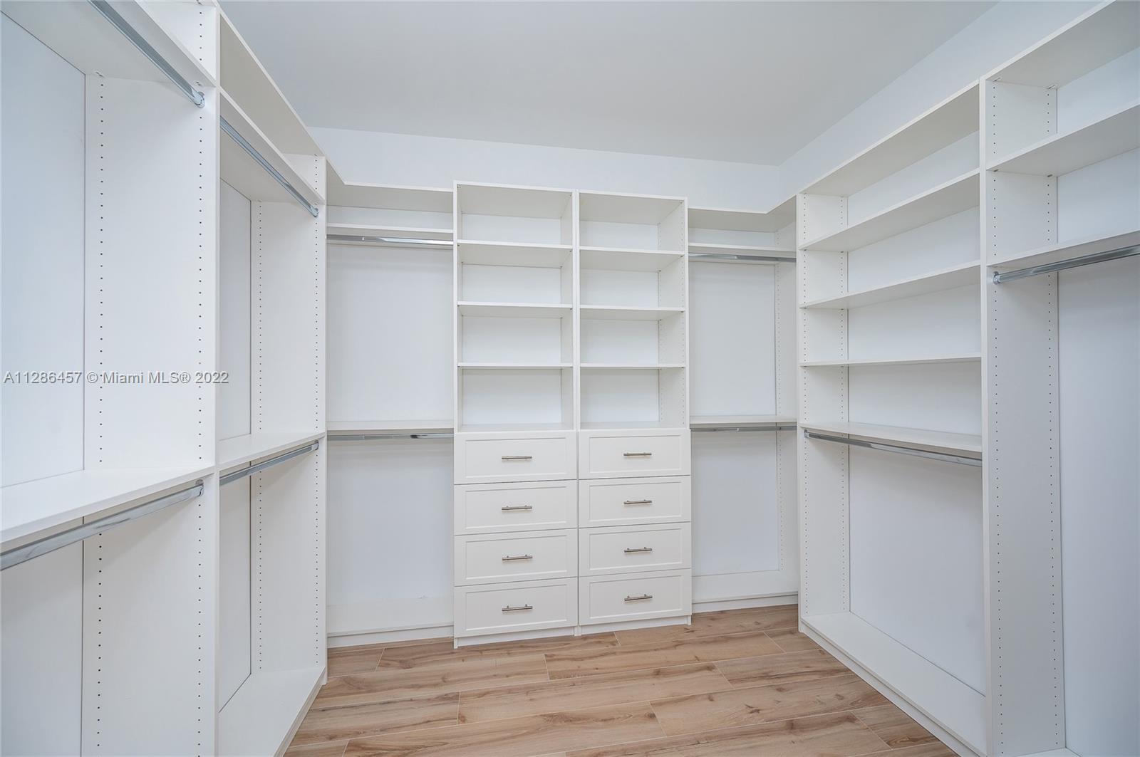 See details / 4580 sq. ft. $ 2023-01-10 0 Photo