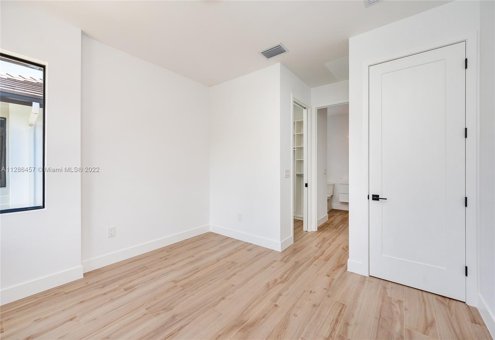 See details / 4580 sq. ft. $ 2023-01-10 0 Photo