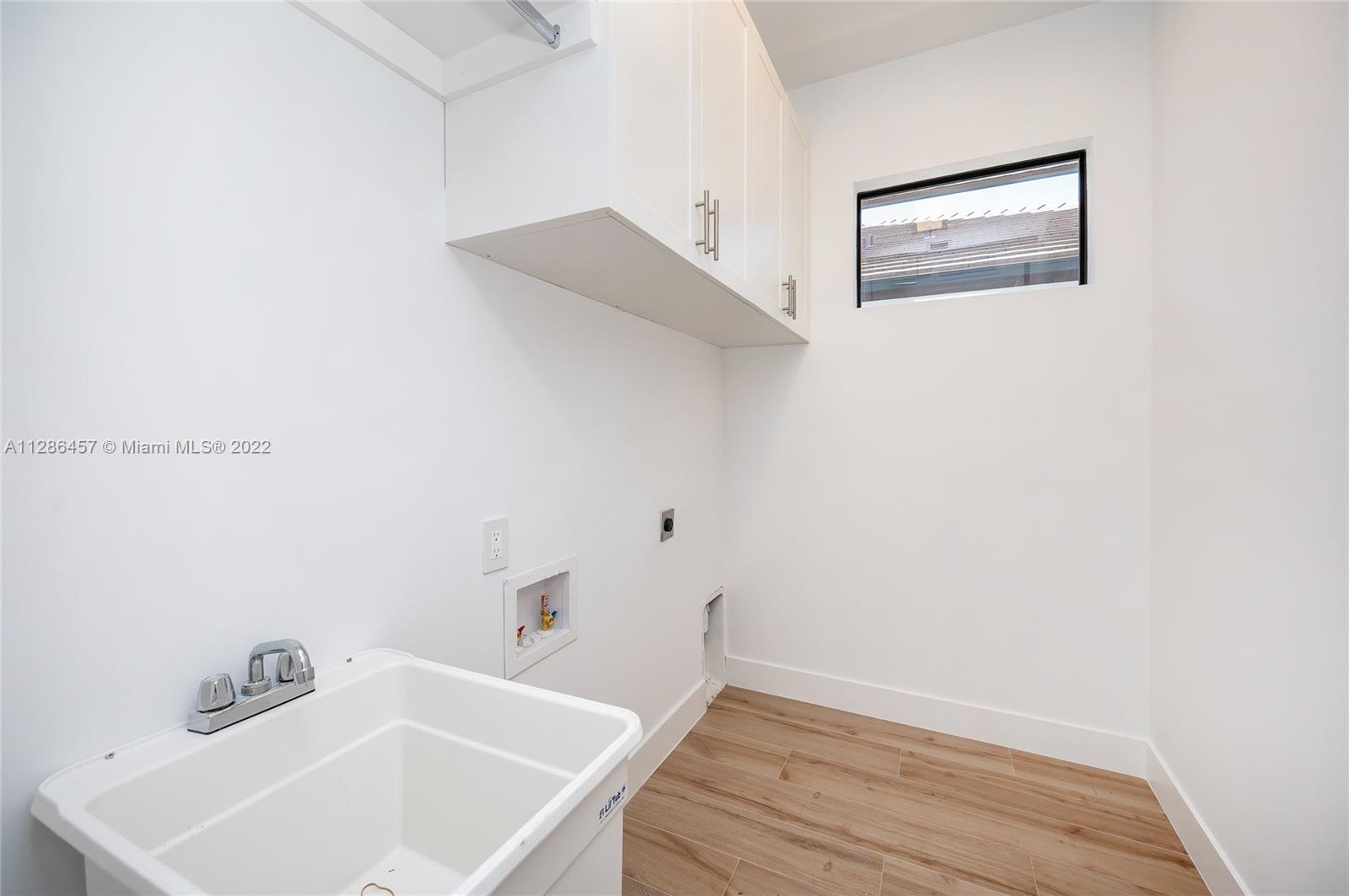 See details / 4580 sq. ft. $ 2023-01-10 0 Photo