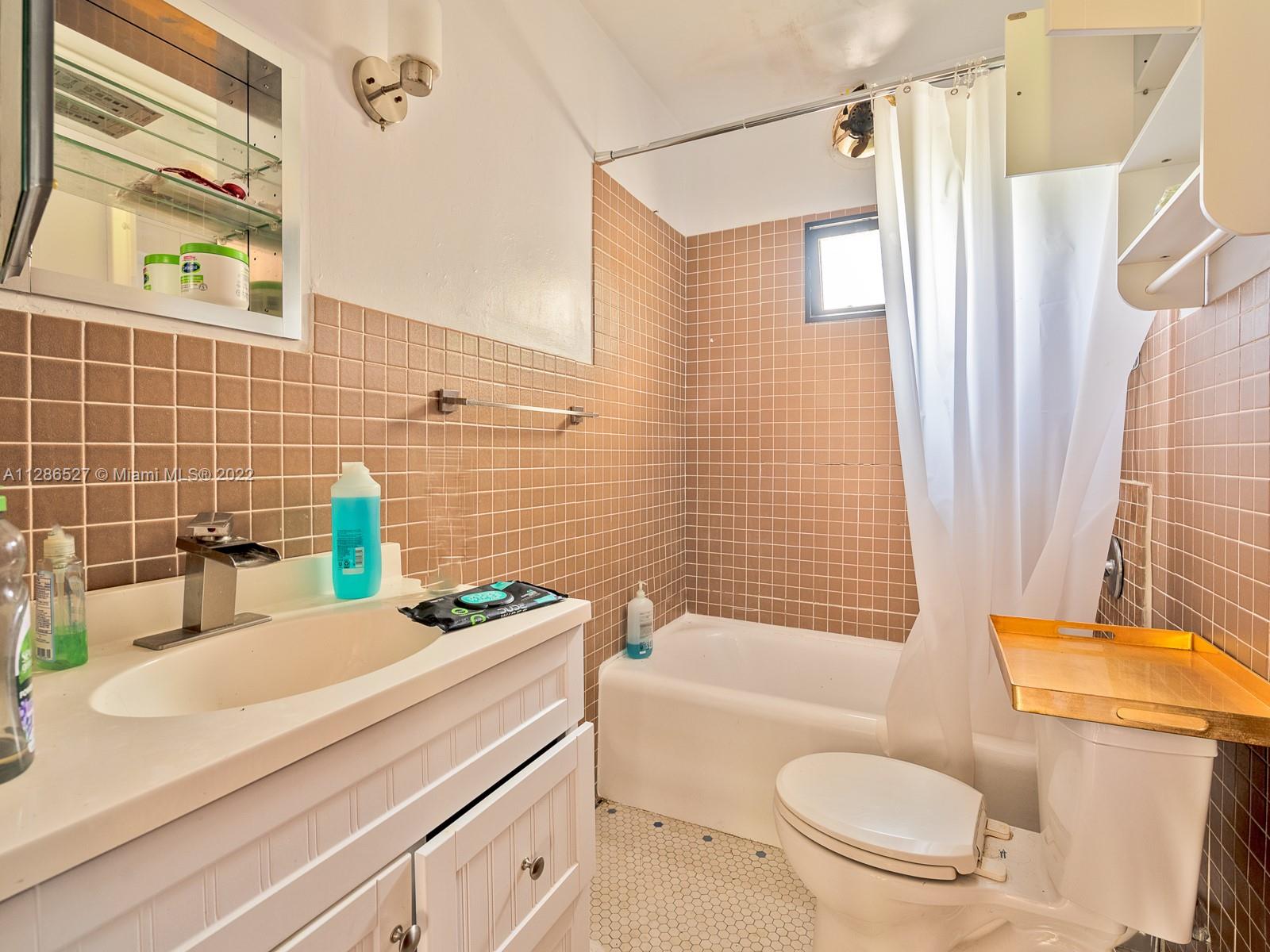 See details / 4931 sq. ft. $ 2022-12-18 0 Photo
