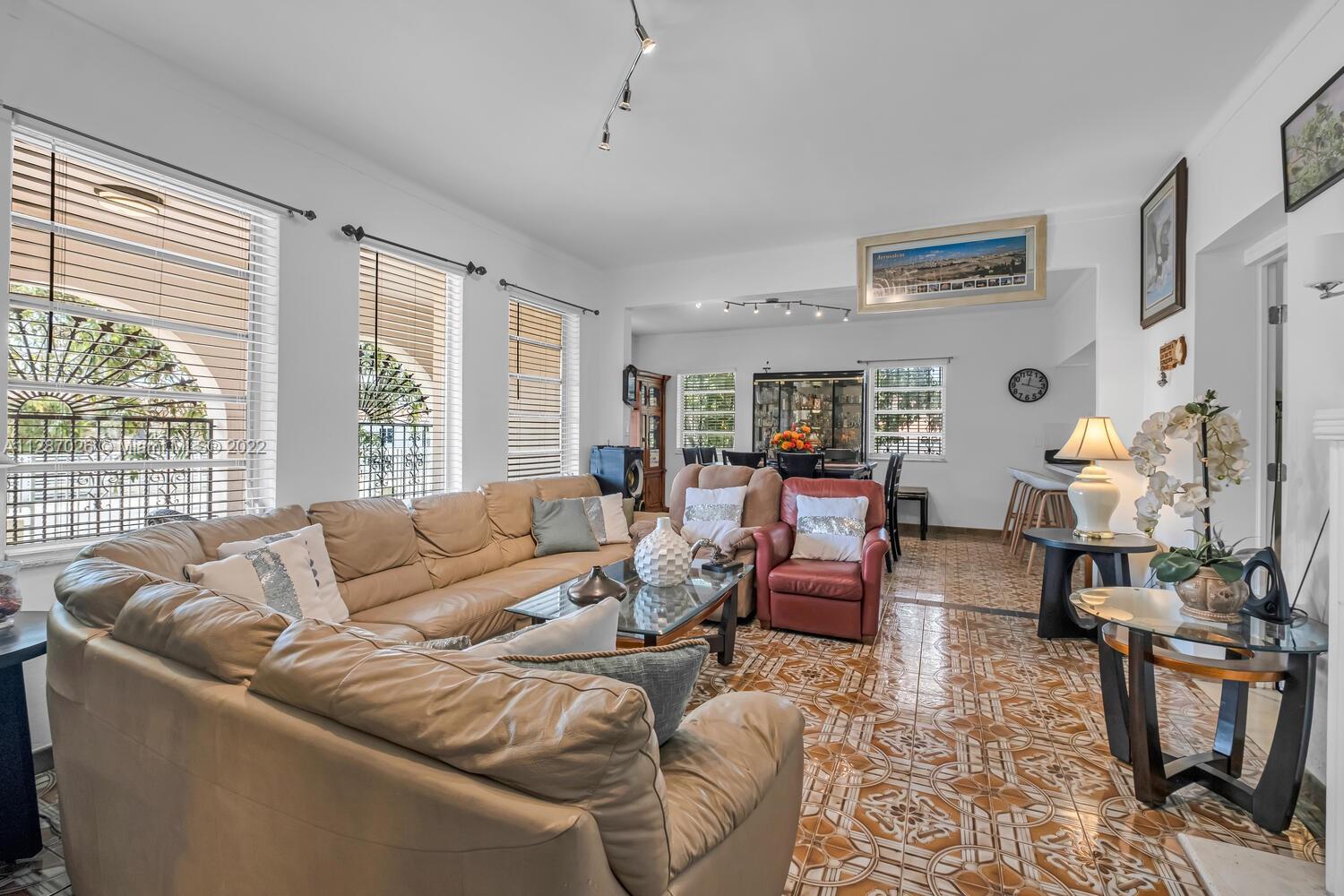 See details / 2639 sq. ft. $ 2022-10-11 0 Photo