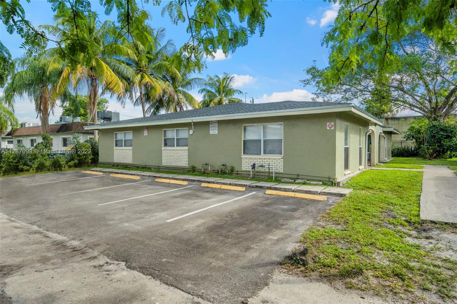 See details / 3105 sq. ft. $ 2023-01-01 0 Photo