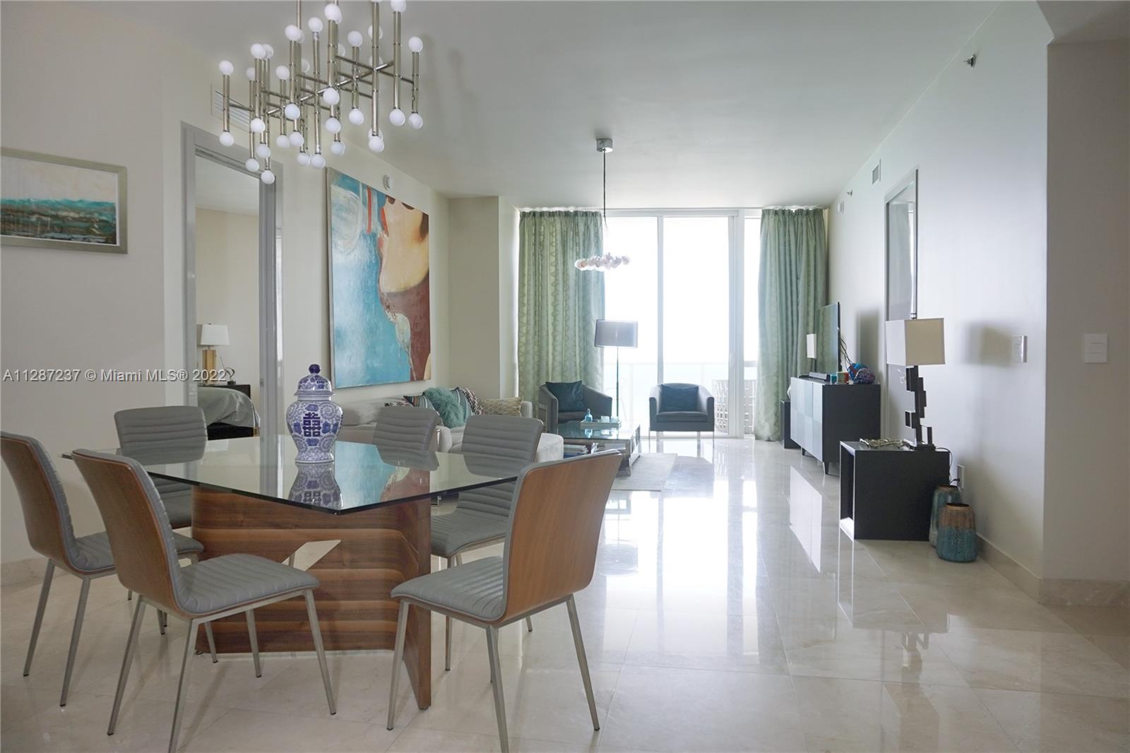 Ver detalles 907 3 / 3 2106 sq. ft. $ 2022-10-11 0 foto