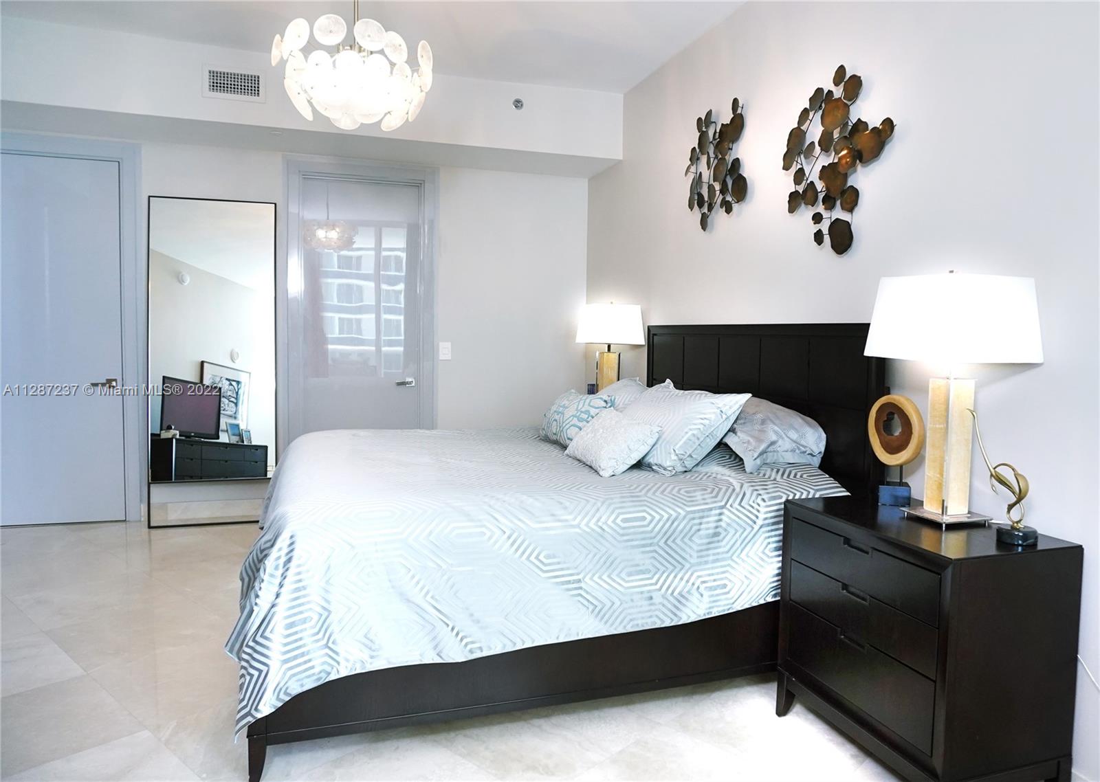 Ver detalles 907 3 / 3 2106 sq. ft. $ 2022-10-11 0 foto