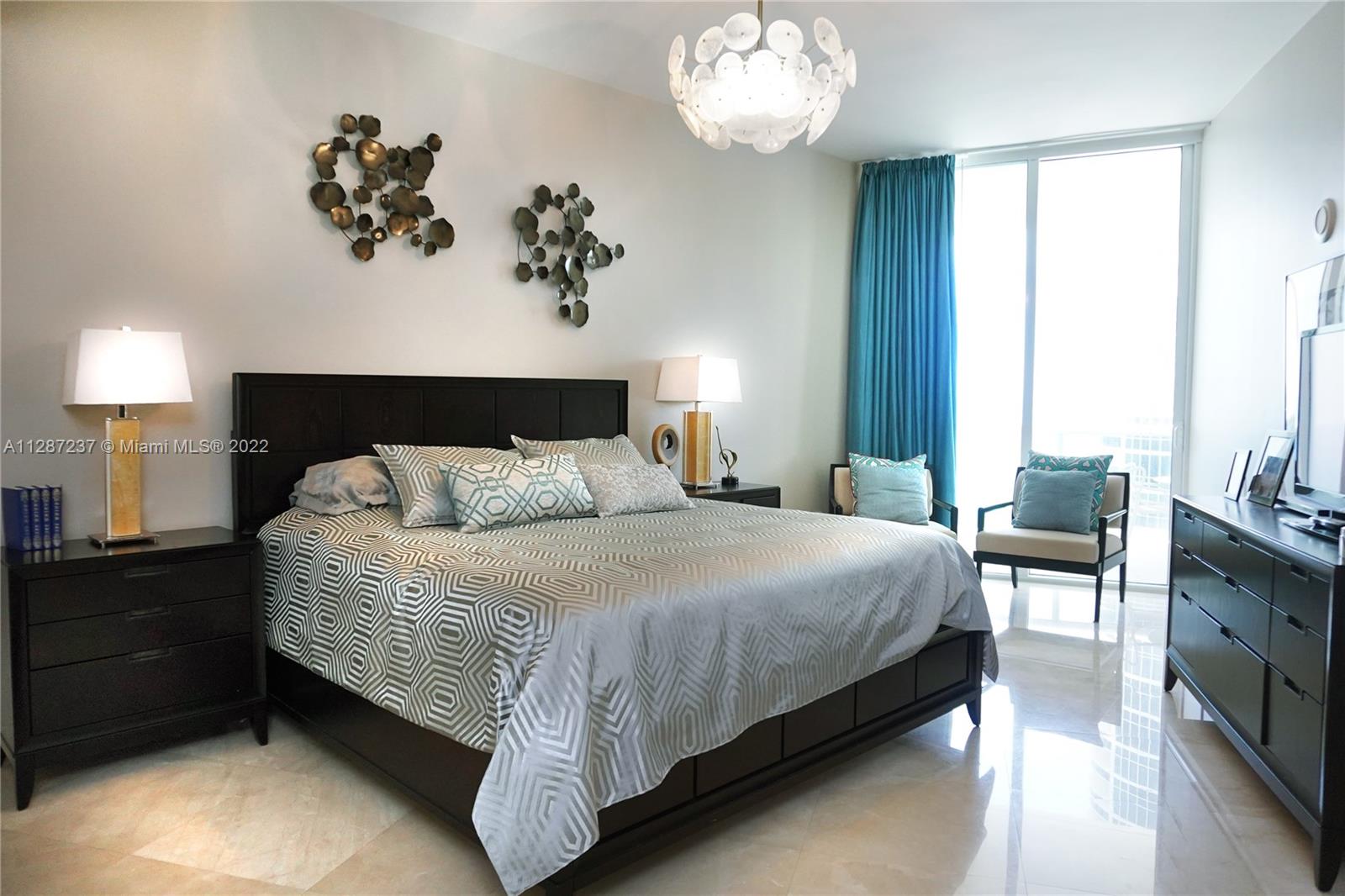 Ver detalles 907 3 / 3 2106 sq. ft. $ 2022-10-11 0 foto