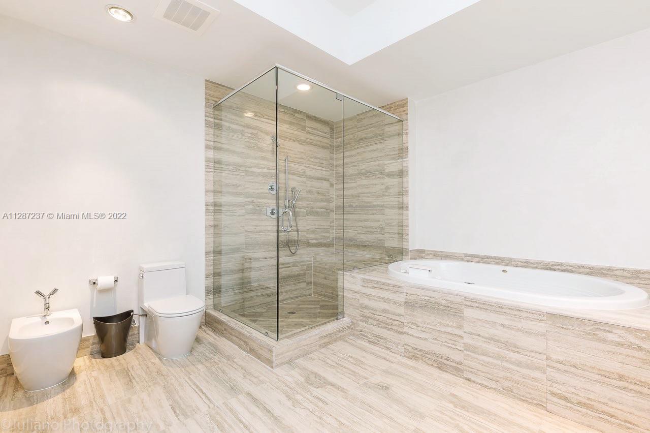 Ver detalles 907 3 / 3 2106 sq. ft. $ 2022-10-11 0 foto