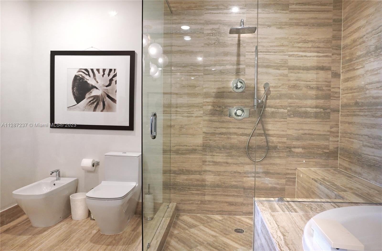 Ver detalles 907 3 / 3 2106 sq. ft. $ 2022-10-11 0 foto