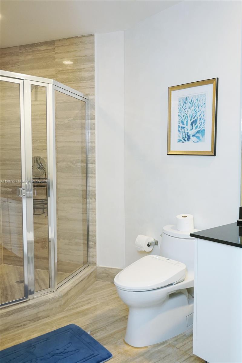 Ver detalles 907 3 / 3 2106 sq. ft. $ 2022-10-11 0 foto