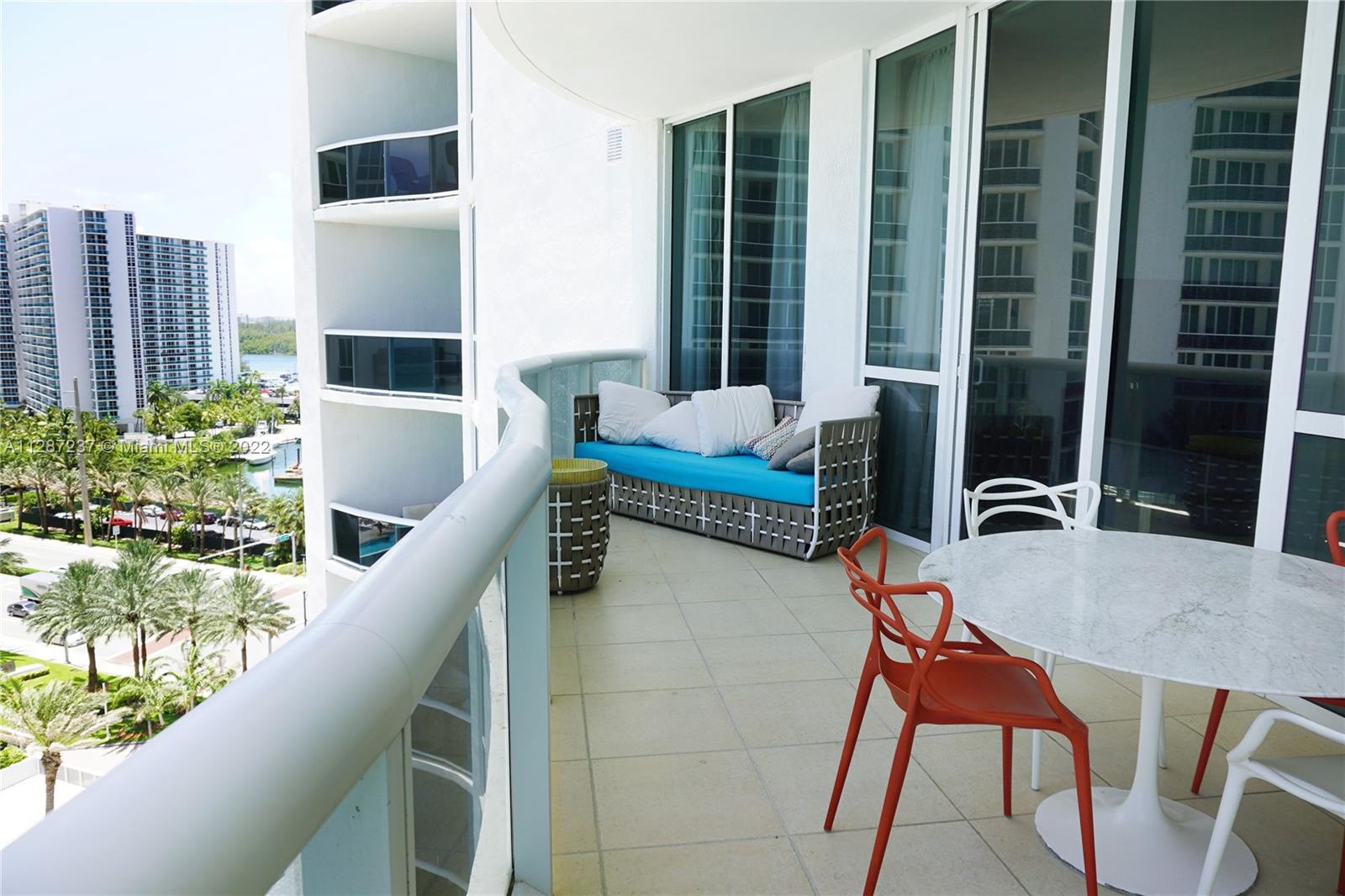 Ver detalles 907 3 / 3 2106 sq. ft. $ 2022-10-11 0 foto