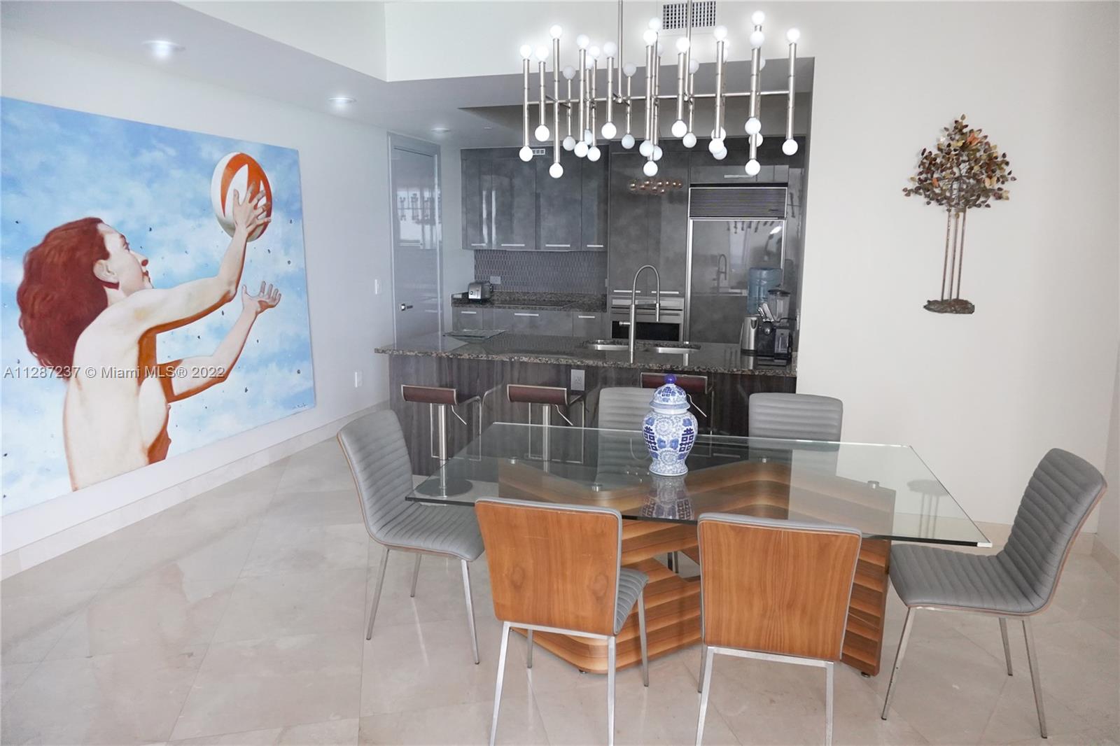 Ver detalles 907 3 / 3 2106 sq. ft. $ 2022-10-11 0 foto