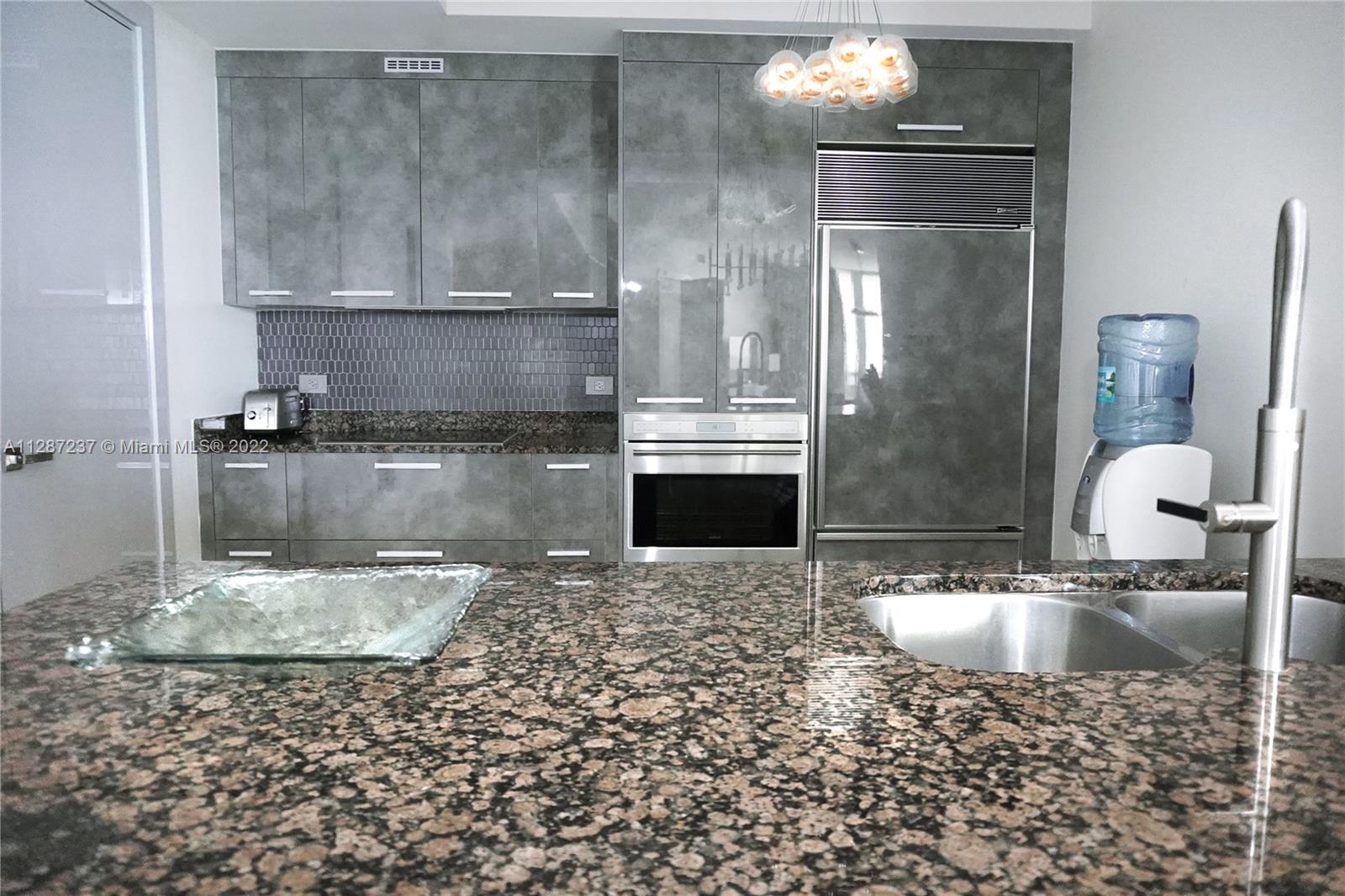 Ver detalles 907 3 / 3 2106 sq. ft. $ 2022-10-11 0 foto