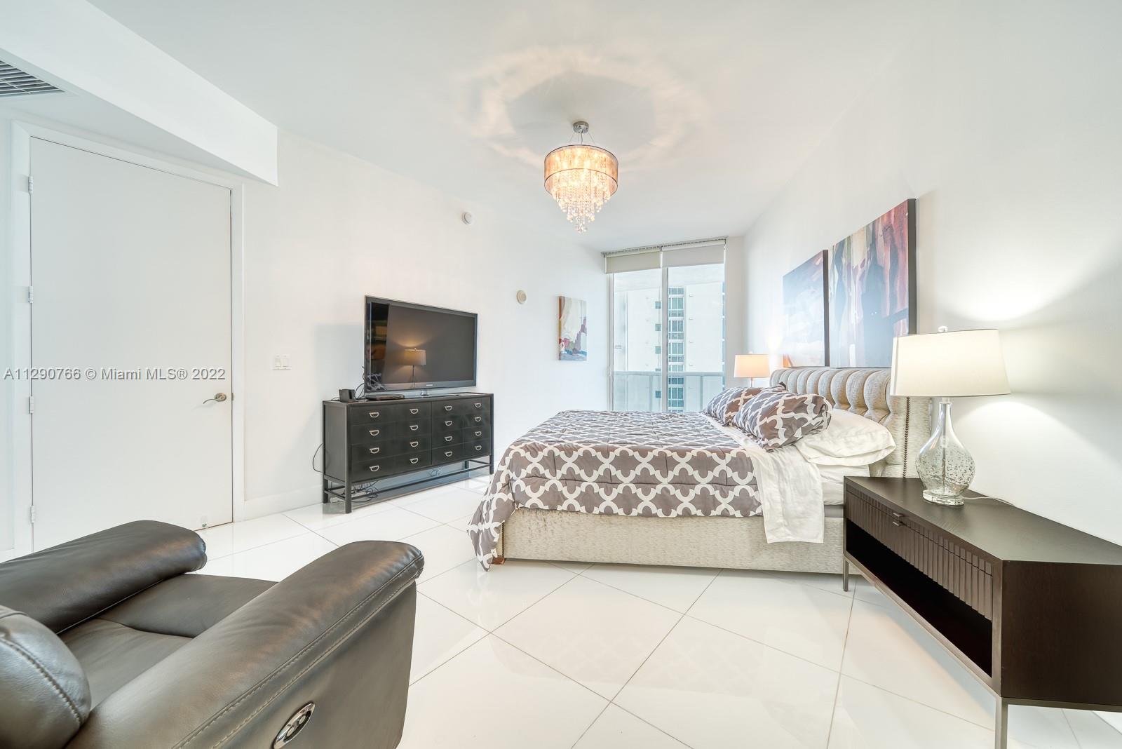 Ver detalles 1403 3 / 3 1962 sq. ft. $ 2022-10-19 0 foto