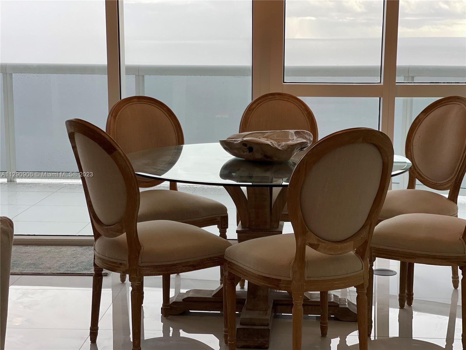 Ver detalles 4101 3 / 4 2768 sq. ft. $ 2022-10-19 0 foto
