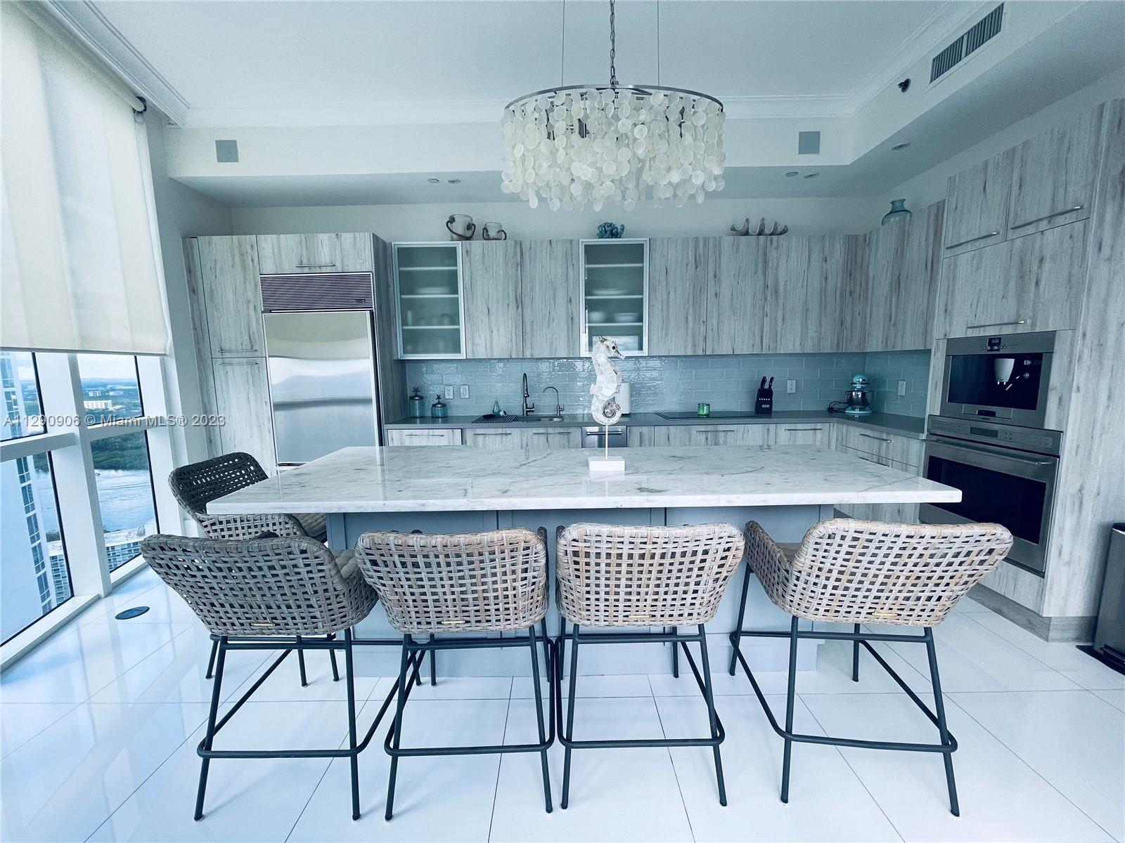 Ver detalles 4101 3 / 4 2768 sq. ft. $ 2022-10-19 0 foto