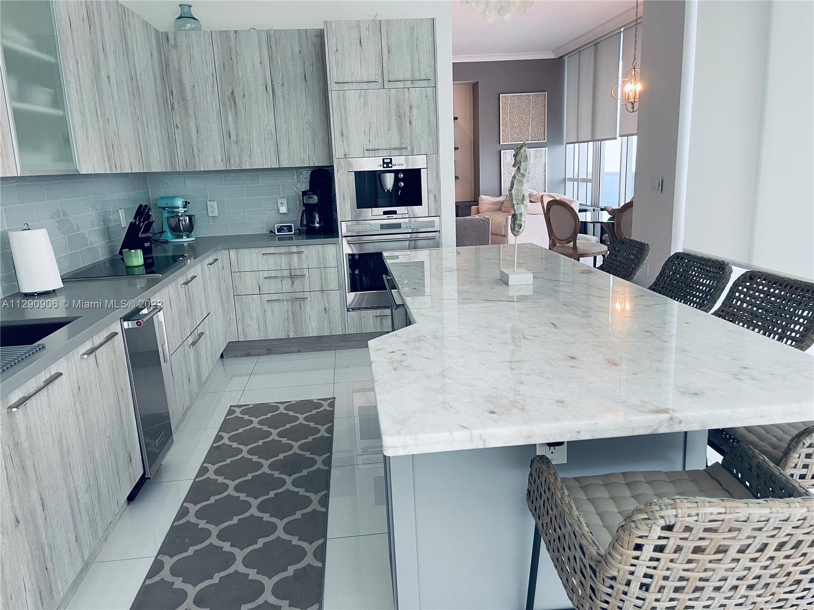 Ver detalles 4101 3 / 4 2768 sq. ft. $ 2022-10-19 0 foto
