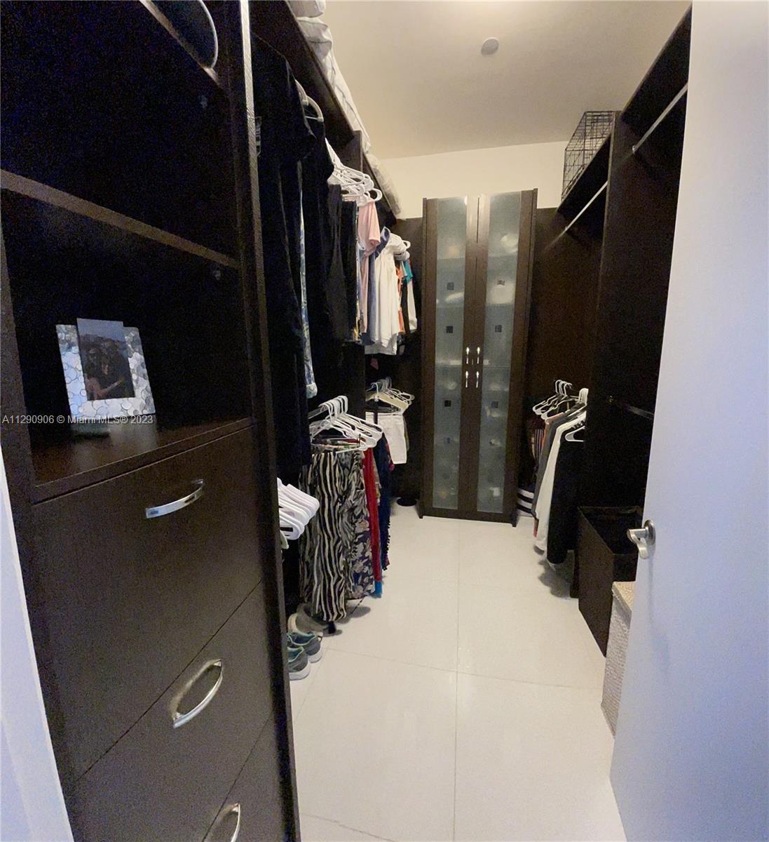 Ver detalles 4101 3 / 4 2768 sq. ft. $ 2022-10-19 0 foto