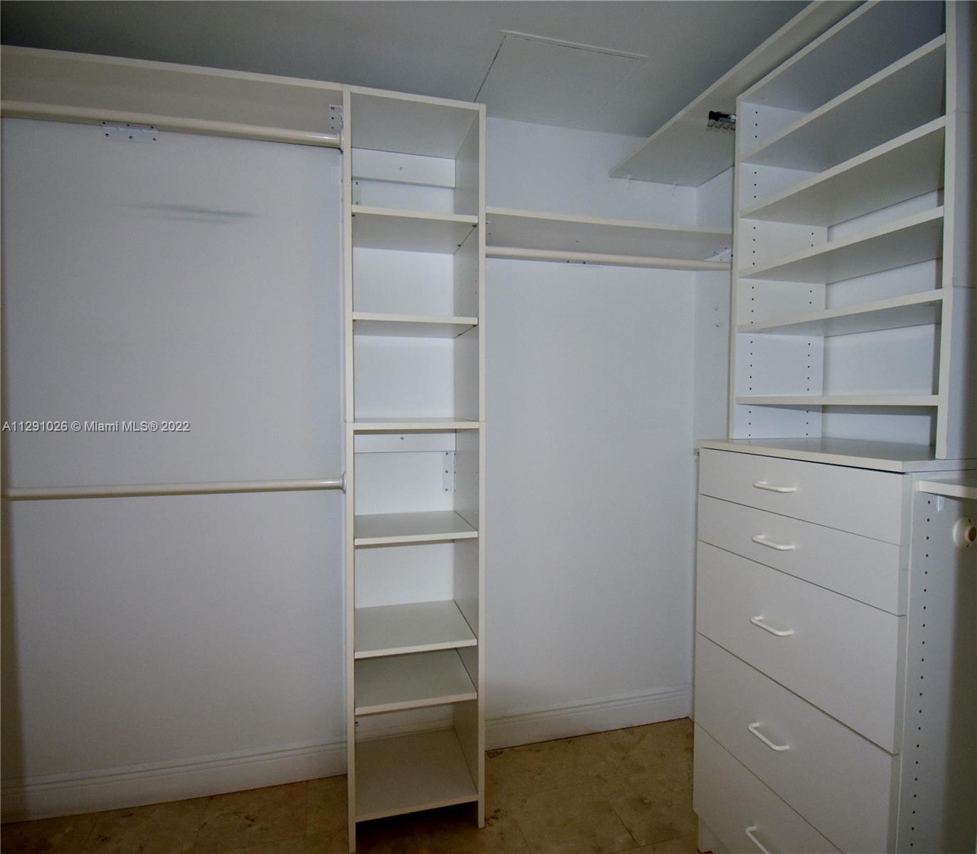 Ver detalles 3706 2 / 1 1086 sq. ft. $ 2022-10-19 0 foto