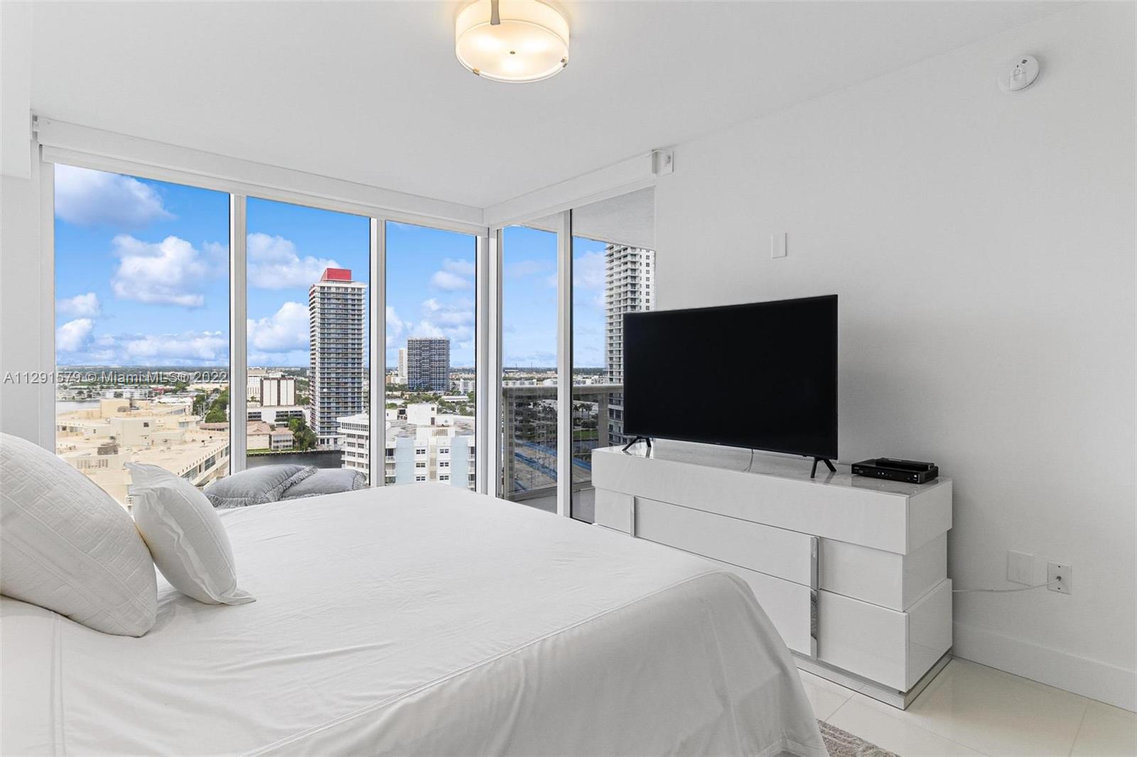 See details 1708 3 / 3 1571 sq. ft. $ 2022-10-20 0 Photo