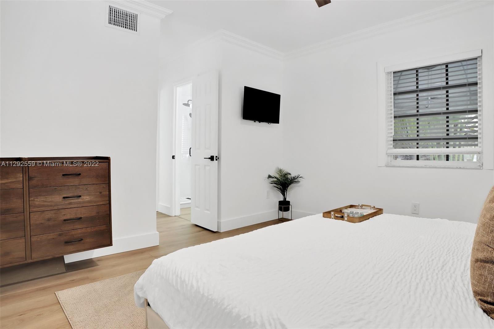See details / 3905 sq. ft. $ 2022-10-23 0 Photo