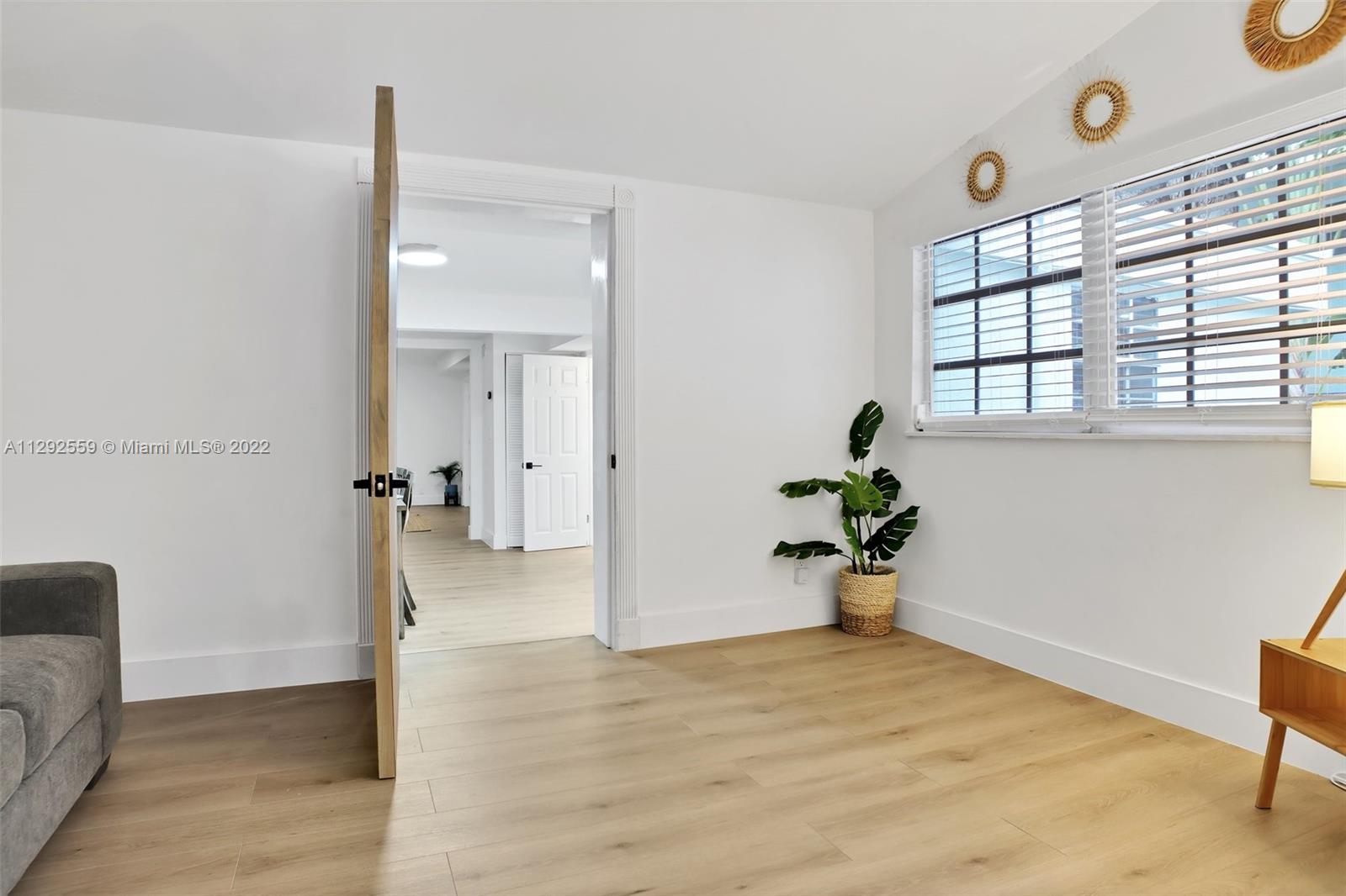 See details / 3905 sq. ft. $ 2022-10-23 0 Photo