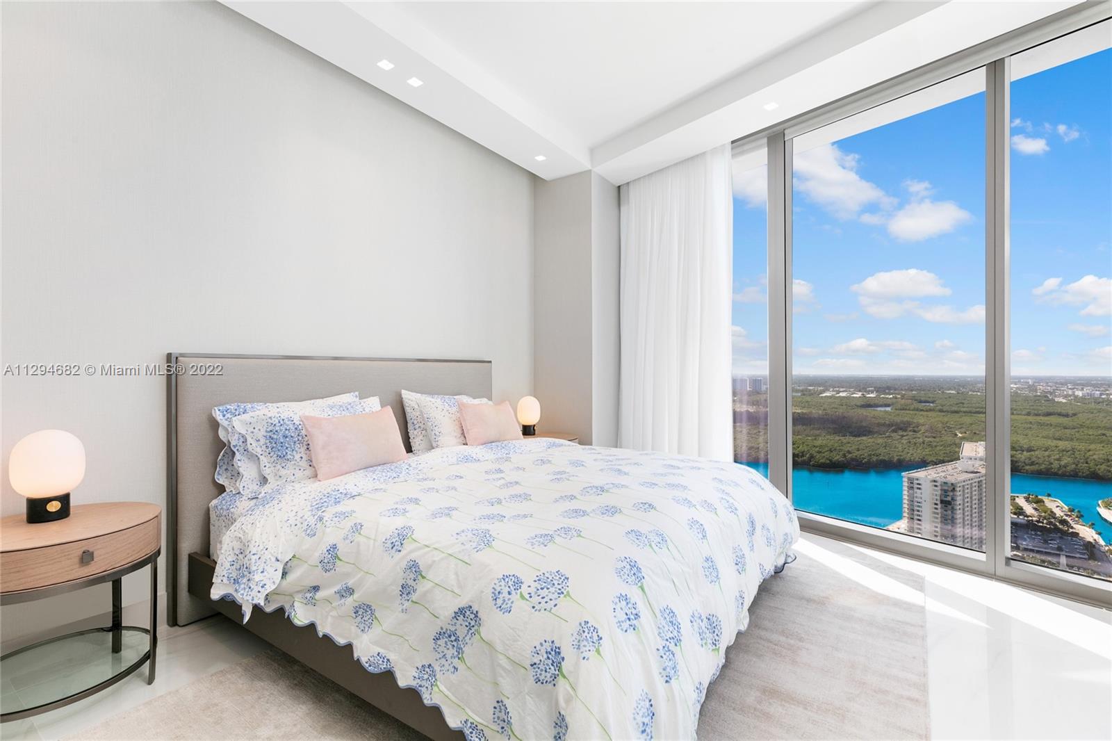 Ver detalles 3805 4 / 6 3204 sq. ft. $ 2022-10-27 0 foto