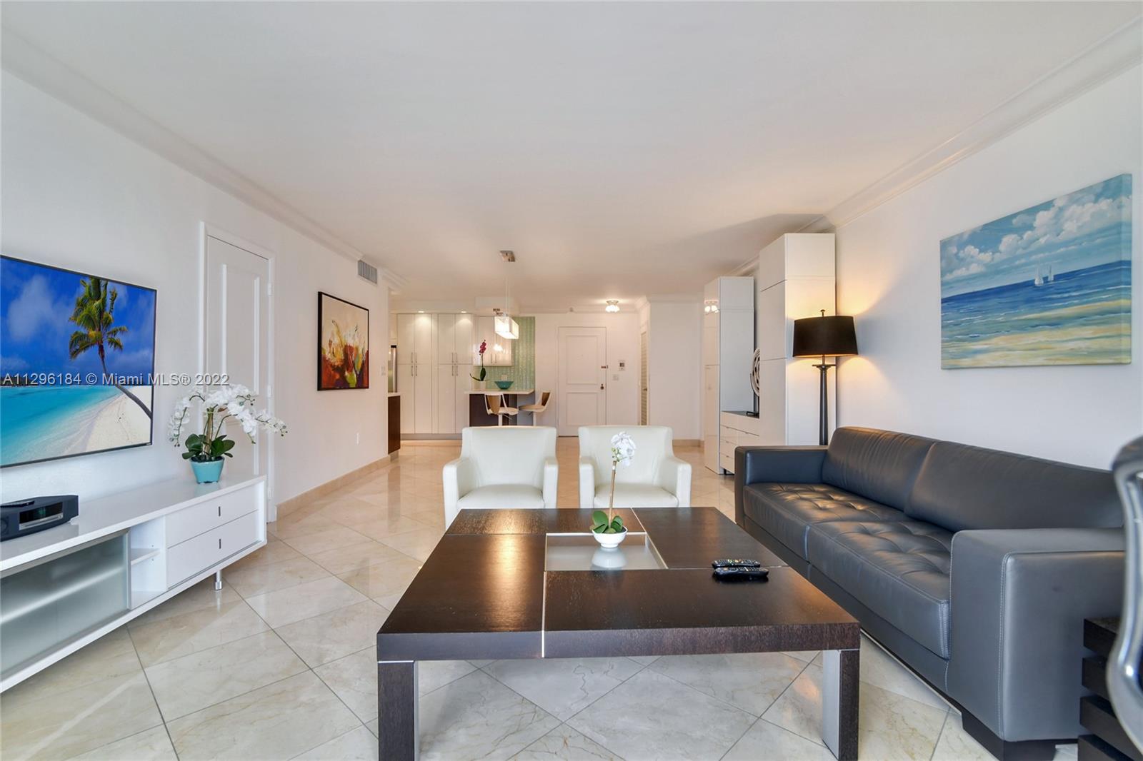 Living-room looking the entrance door 