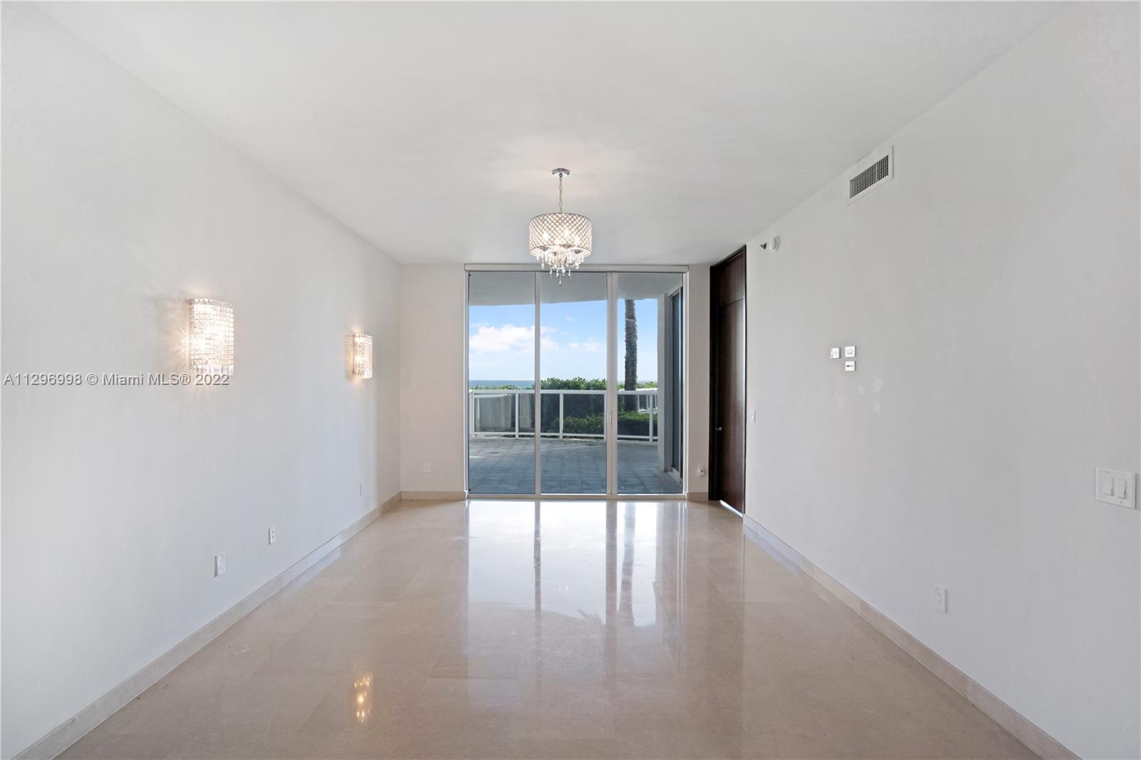 Ver detalles 404 3 / 4 2354 sq. ft. $ 2022-11-01 0 foto