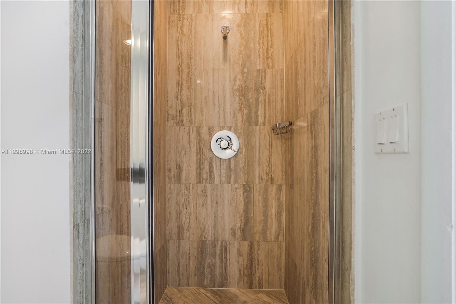 Ver detalles 404 3 / 4 2354 sq. ft. $ 2022-11-01 0 foto