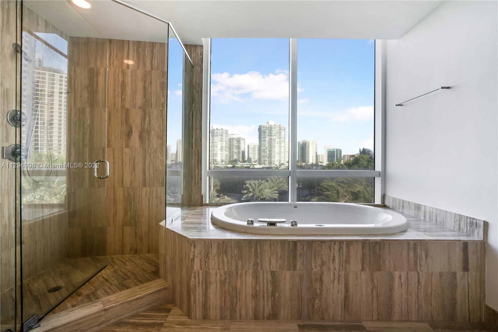 Ver detalles 404 3 / 4 2354 sq. ft. $ 2022-11-01 0 foto