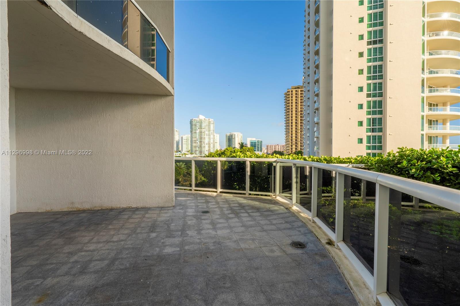 Ver detalles 404 3 / 4 2354 sq. ft. $ 2022-11-01 0 foto