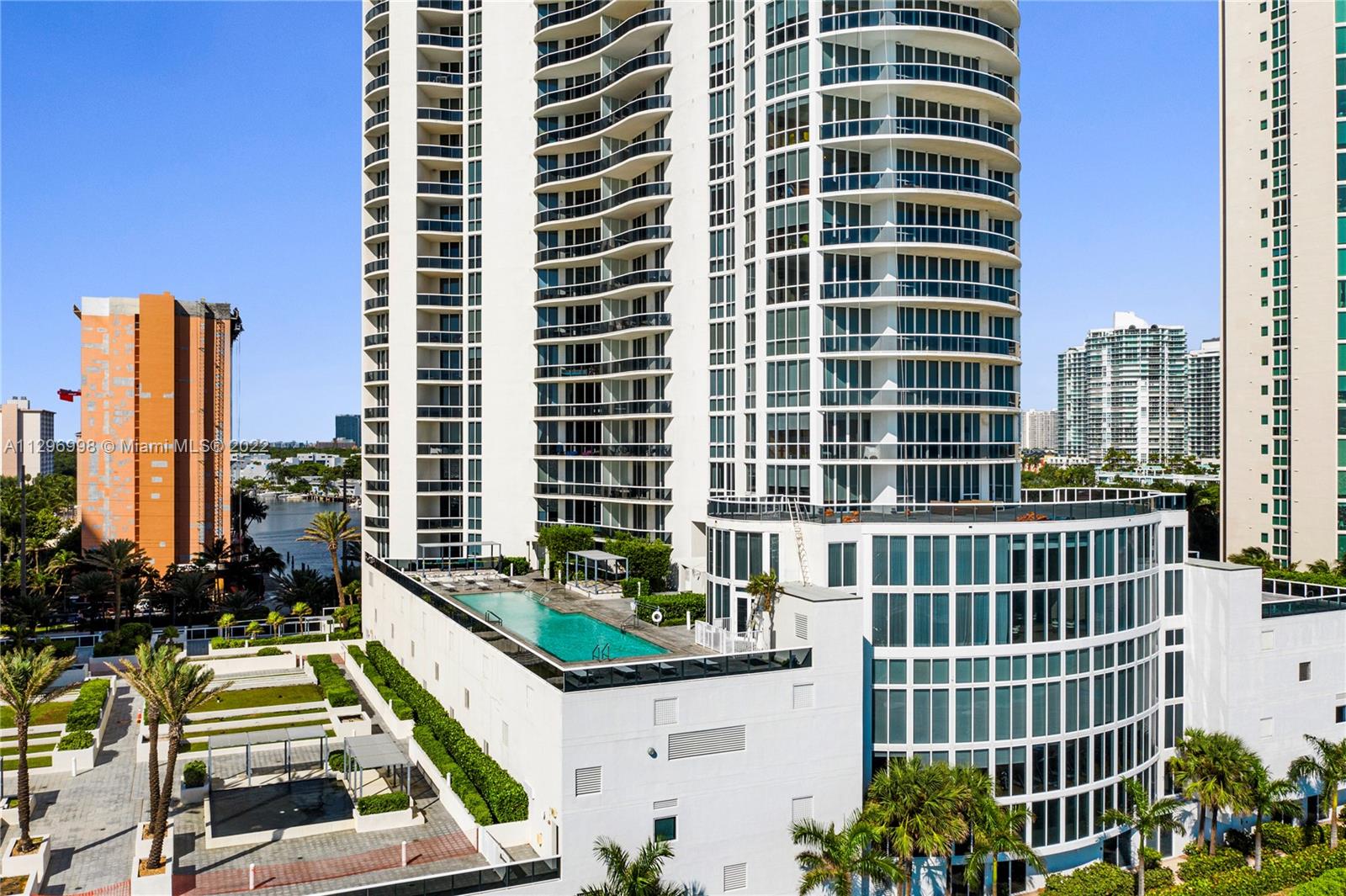 Ver detalles 404 3 / 4 2354 sq. ft. $ 2022-11-01 0 foto