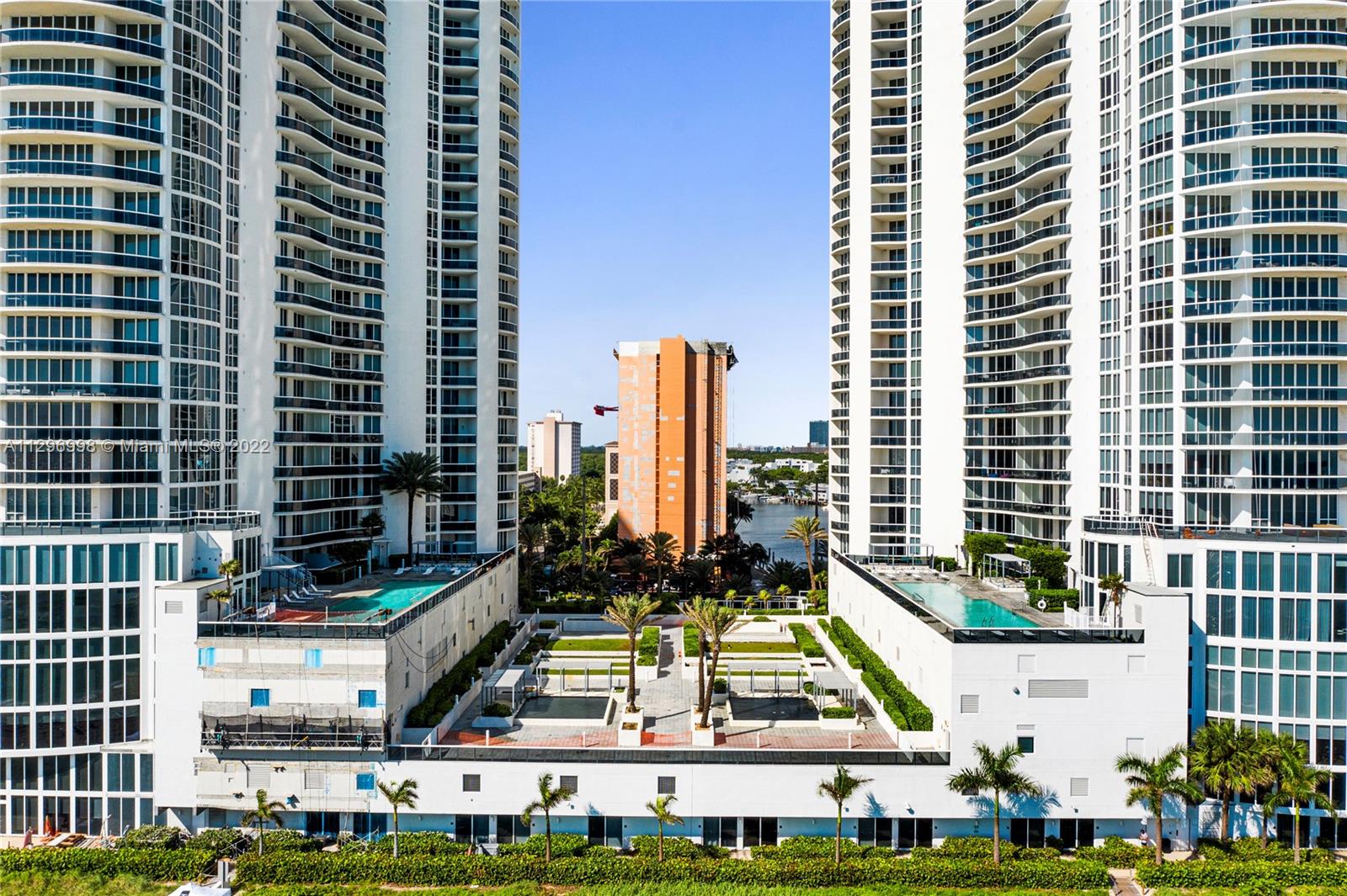 Ver detalles 404 3 / 4 2354 sq. ft. $ 2022-11-01 0 foto