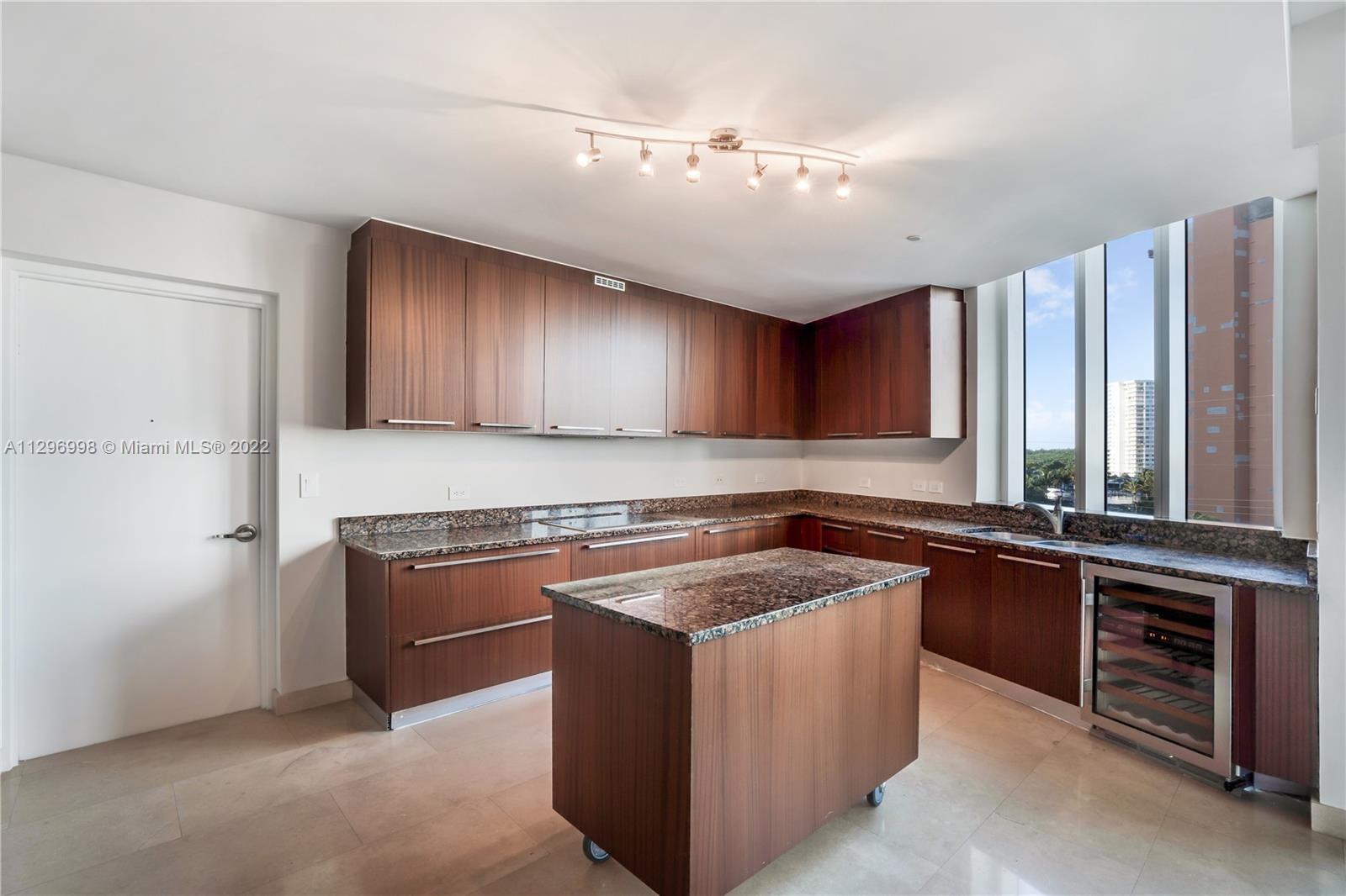 Ver detalles 404 3 / 4 2354 sq. ft. $ 2022-11-01 0 foto