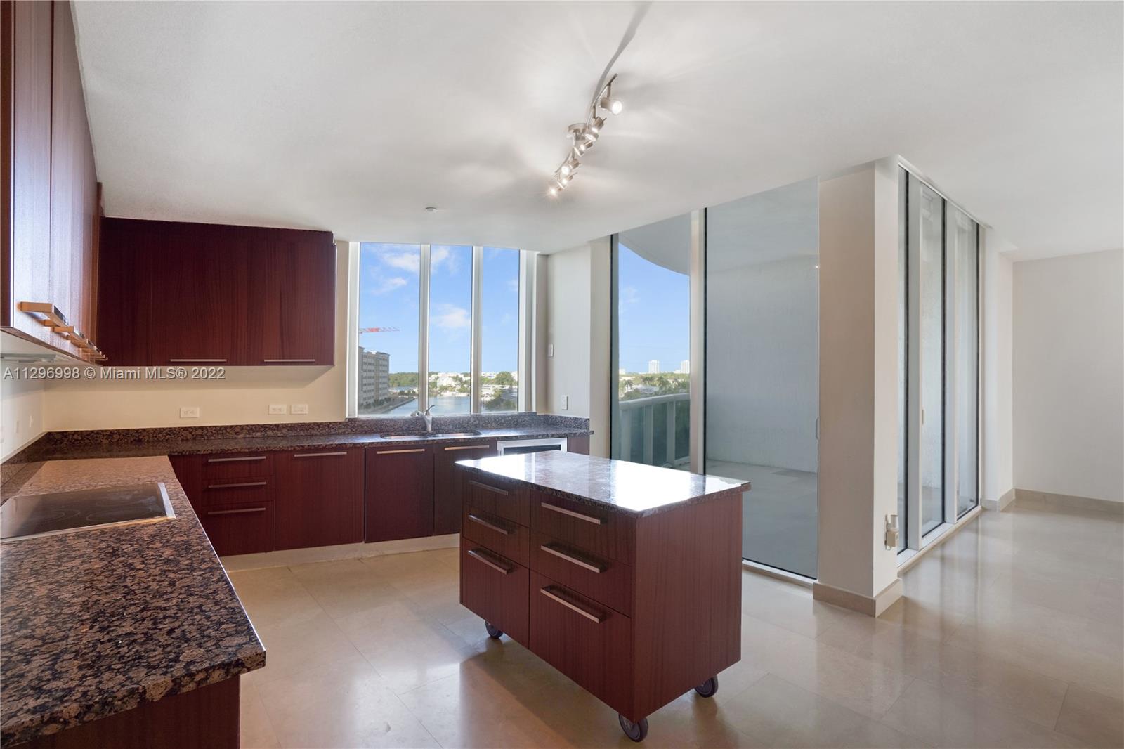 Ver detalles 404 3 / 4 2354 sq. ft. $ 2022-11-01 0 foto