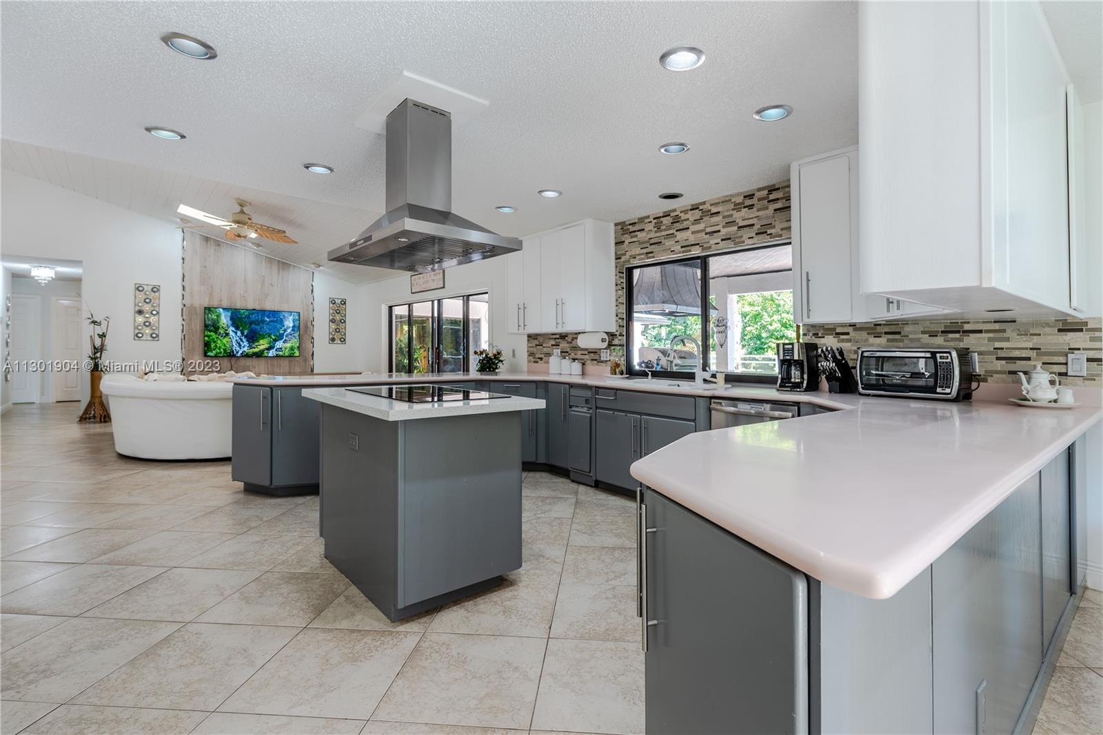 See details / 3377 sq. ft. $ 2022-11-11 0 Photo