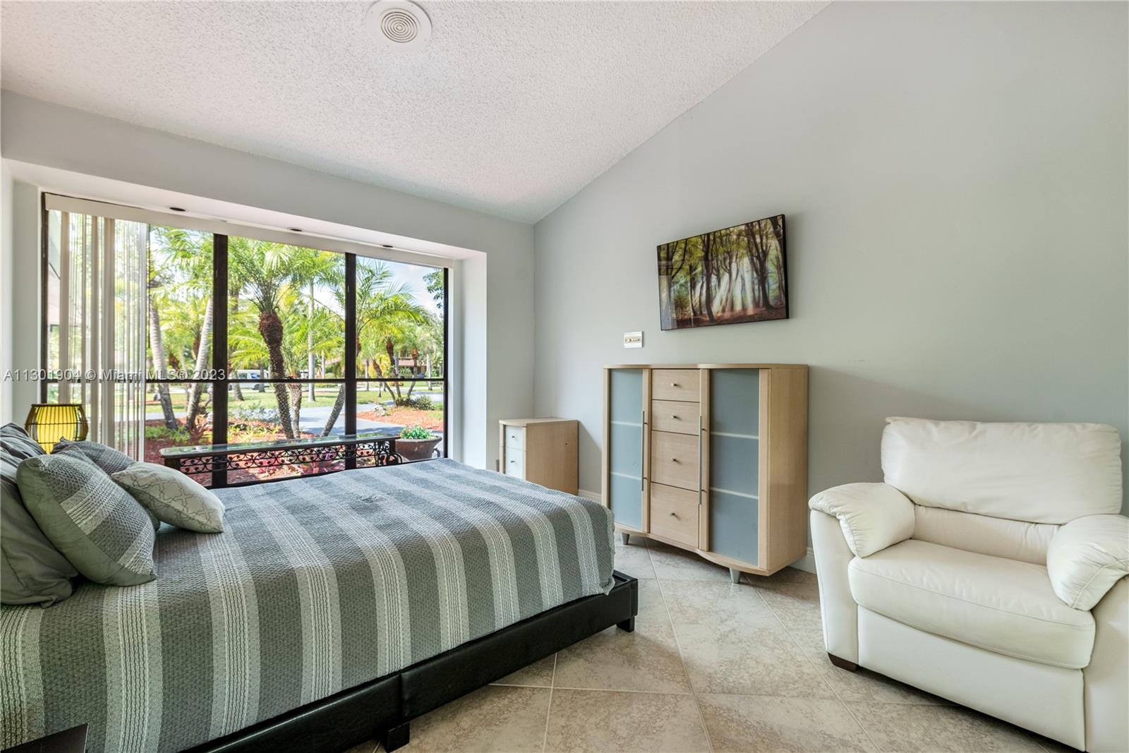 See details / 3377 sq. ft. $ 2022-11-11 0 Photo