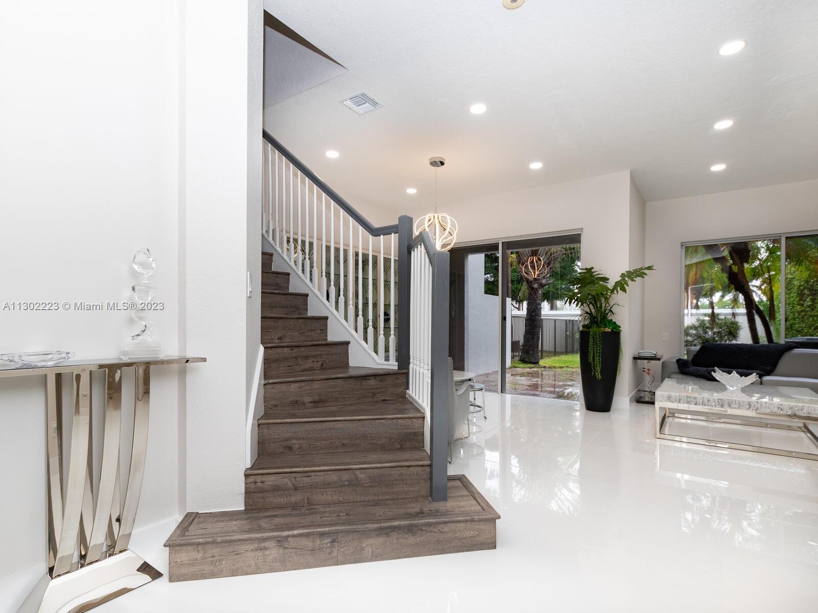 Photo of 894 Spinnaker Dr W (894), Hollywood, Florida, 33019 -