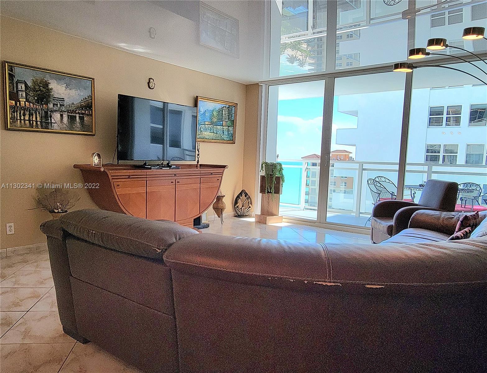 Photo of 2030 Ocean Dr #2018, Hallandale Beach, Florida, 33009 - Oversized Balcony