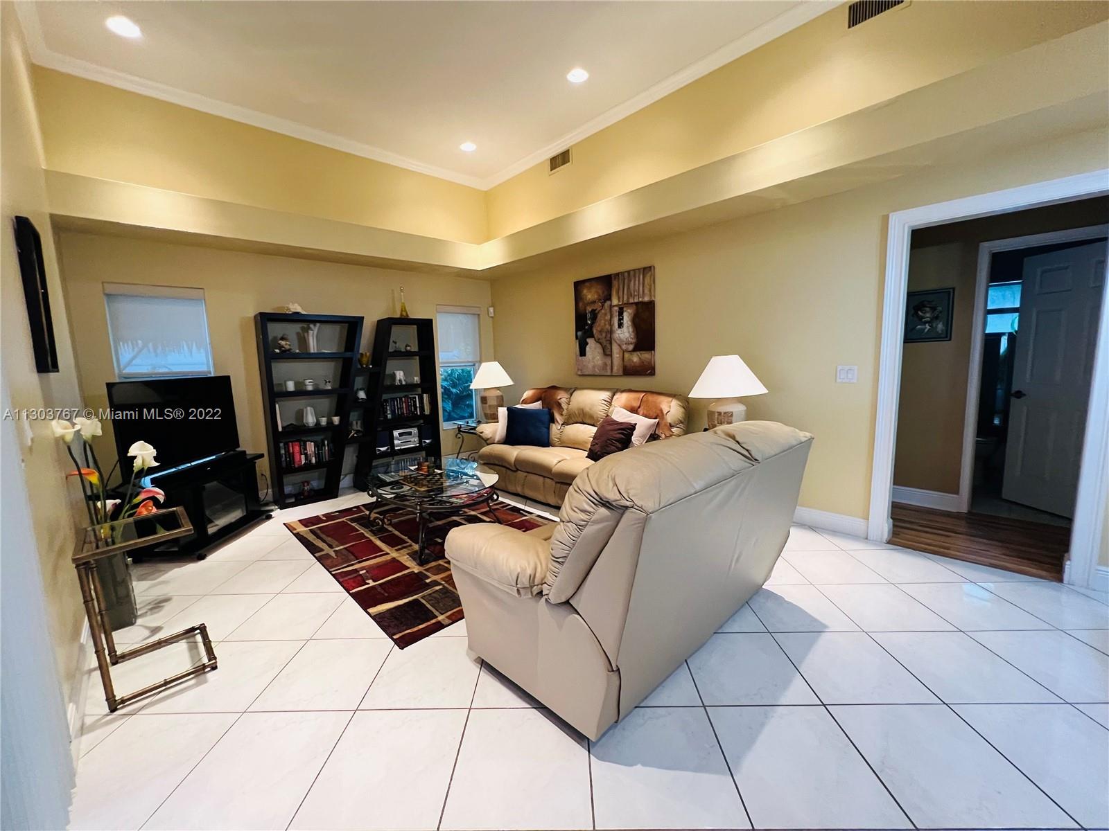 Ver detalles 6972 3 / 2 1606 sq. ft. $ 2022-11-16 0 foto