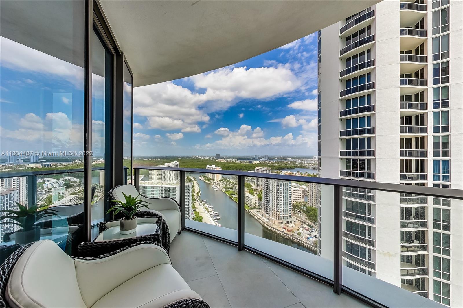 Ver detalles 2601 3 / 5 3020 sq. ft. $ 2022-11-17 0 foto