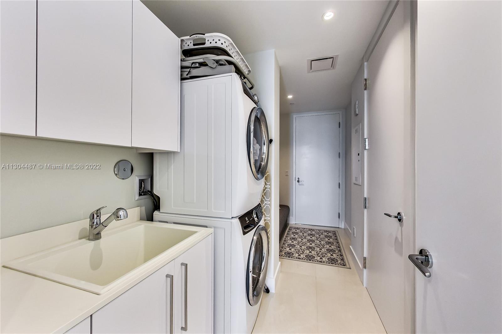 Ver detalles 2601 3 / 5 3020 sq. ft. $ 2022-11-17 0 foto