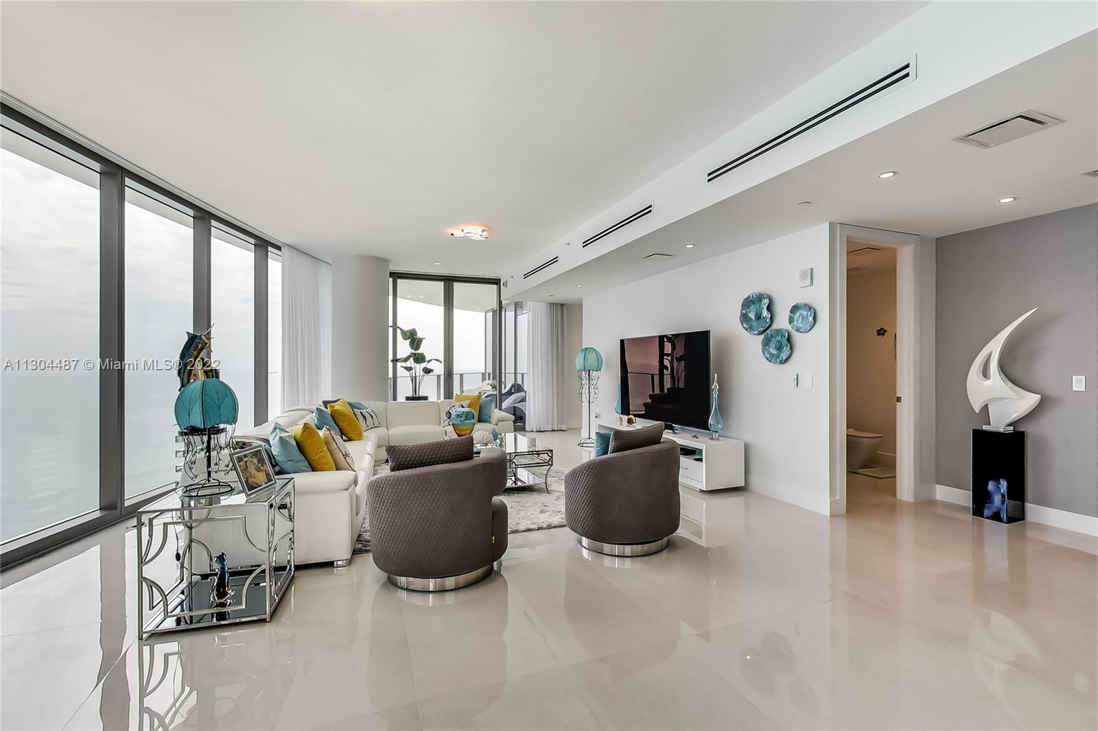 Ver detalles 2601 3 / 5 3020 sq. ft. $ 2022-11-17 0 foto