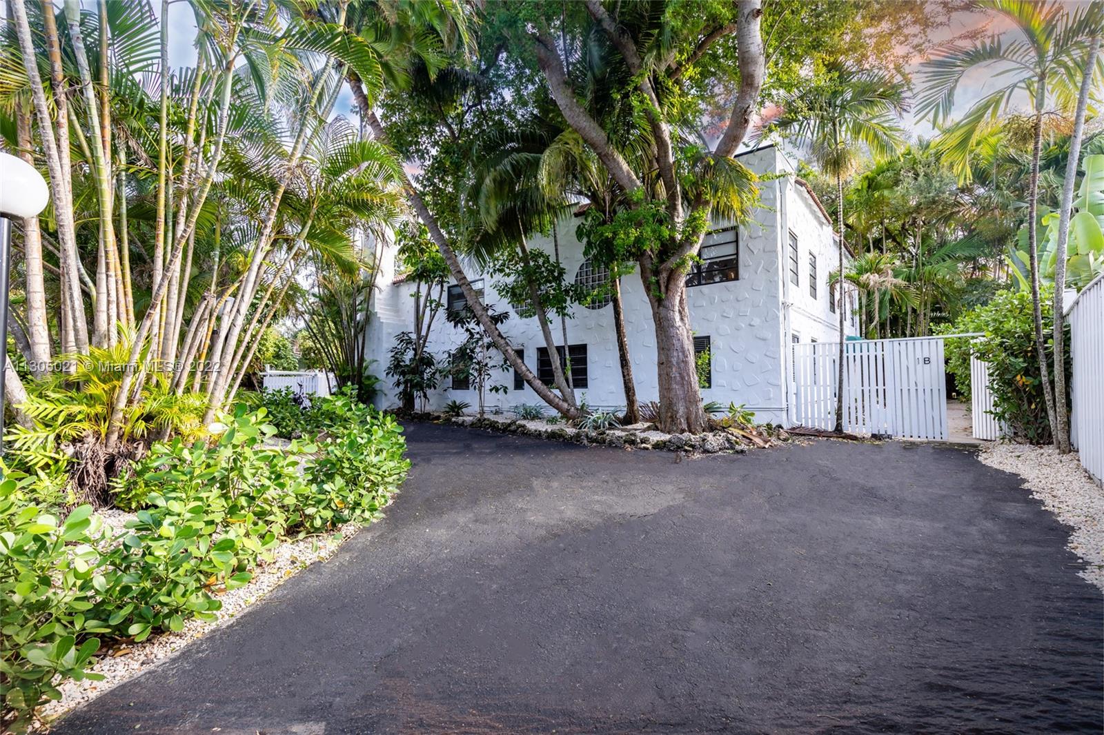 See details / 4381 sq. ft. $ 2022-11-18 0 Photo