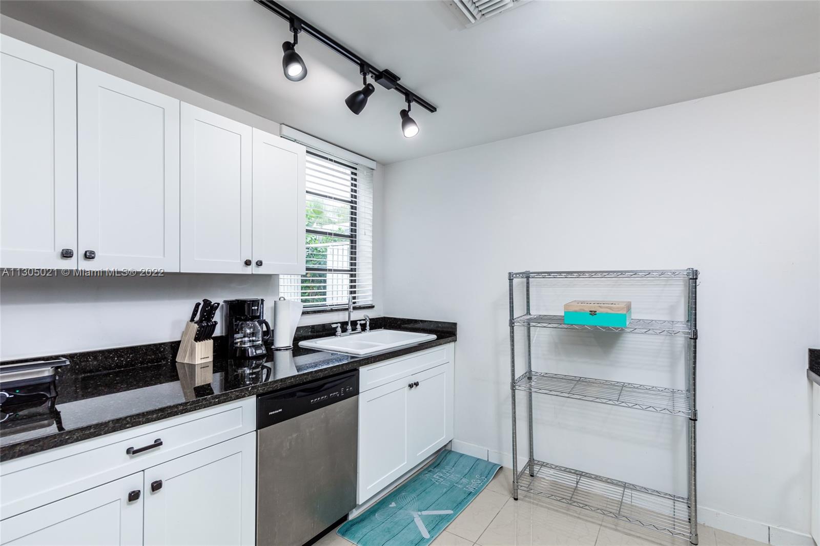 See details / 4381 sq. ft. $ 2022-11-18 0 Photo