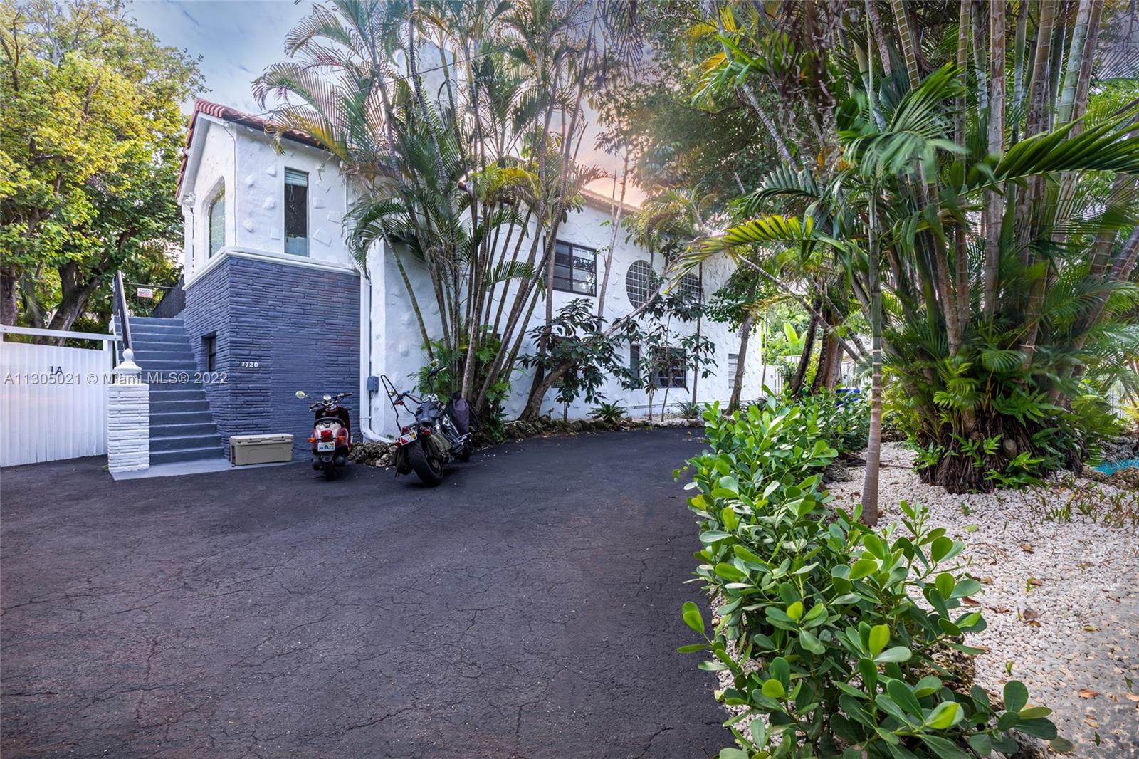 See details / 4381 sq. ft. $ 2022-11-18 0 Photo