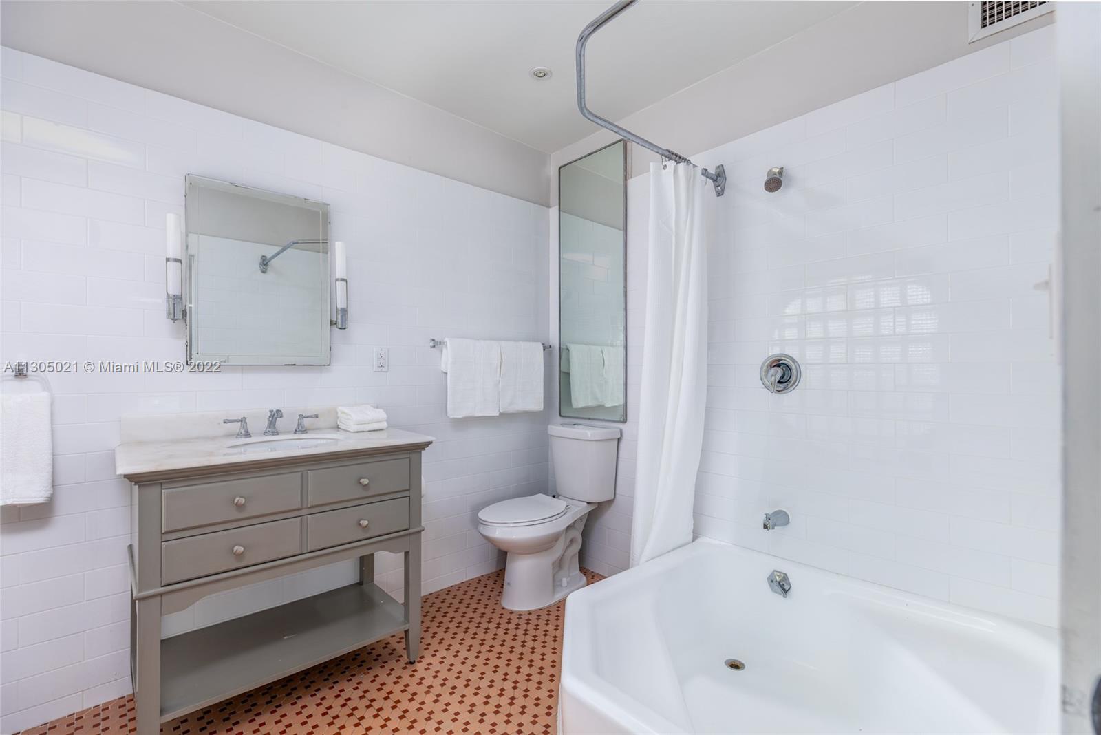 See details / 4381 sq. ft. $ 2022-11-18 0 Photo