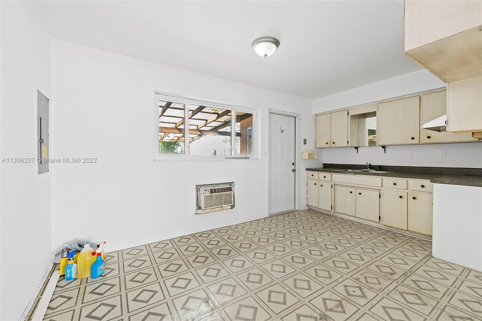 See details / 2594 sq. ft. $ 2022-12-05 0 Photo