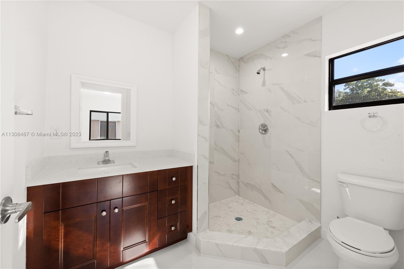 See details / 2300 sq. ft. $ 2022-11-28 0 Photo